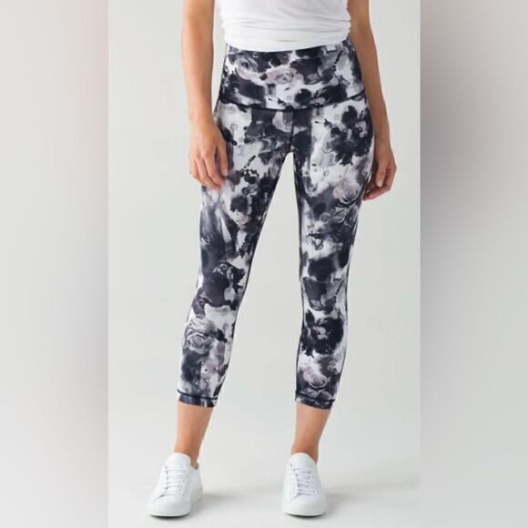Lululemon Athletica Black Floral Wunder Under High Rise Cropped Legging - Picture 1 of 8